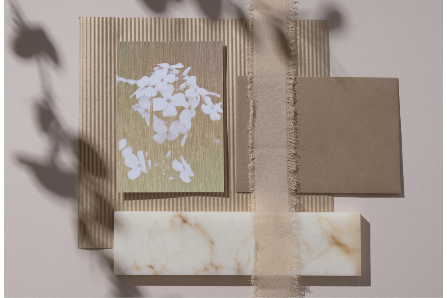 Blume-Weiss-Gold